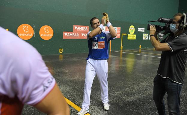 El Atano III inunda de cariño a Aimar en su última visita