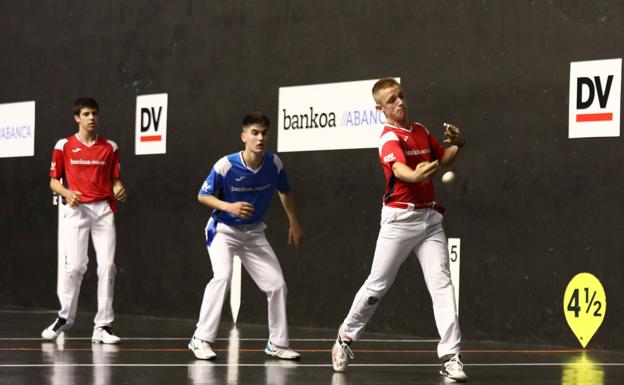 Olaetxea y Cordón atan en corto a Karregal en Amorebieta