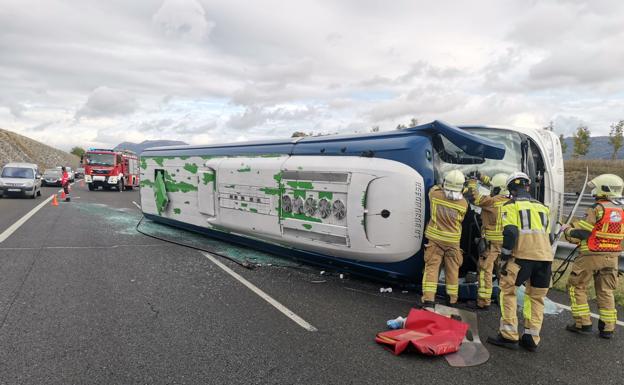Heridas seis personas tras volcar un autobús en Álava