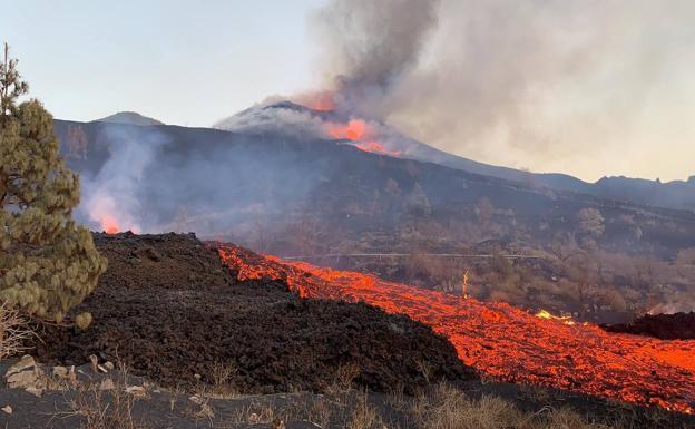 Aumenta el caudal de lava en La Palma tras ceder uno de los conos