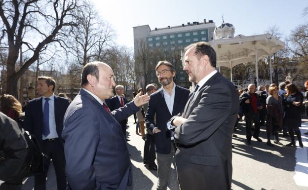 Los partidos vascos cargan contra Casado por prometer que recuperará Prisiones si gobierna