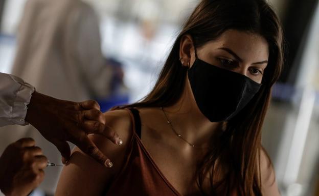 Salud fijará un nuevo calendario para poner la tercera dosis de Pfizer a los mayores de 18