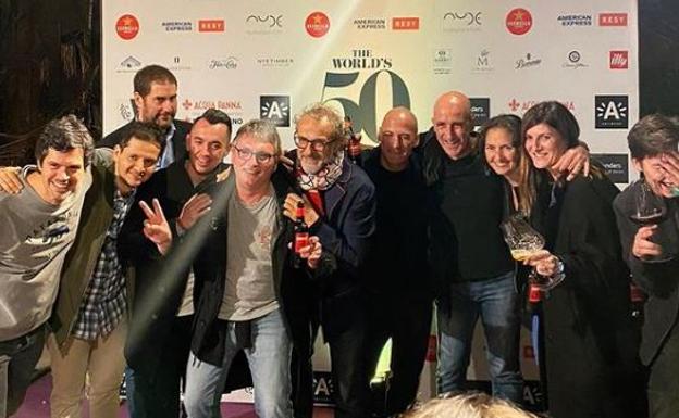 Aduriz y Aitor Arregi, con compañeros de Mugaritz y Elkano y chefs como Bottura, en uno de los actos previos a la gala celebrados en Amberes./