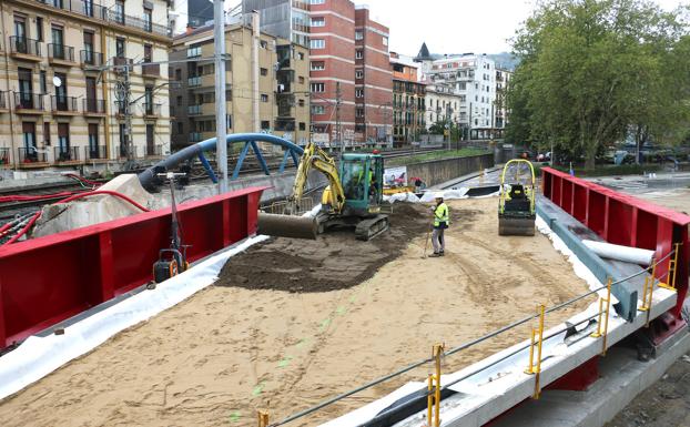 El nuevo puente ferroviario de Iztueta se colocará durante el puente del Pilar