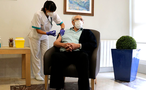 Euskadi empezará a finales de mes a administrar la tercera dosis a los mayores de 70 años