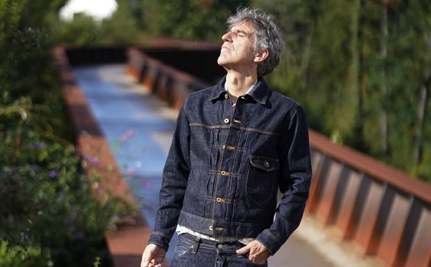 Mikel Erentxun: «Me veo como un joven dinosaurio, pero con más energía que nunca»