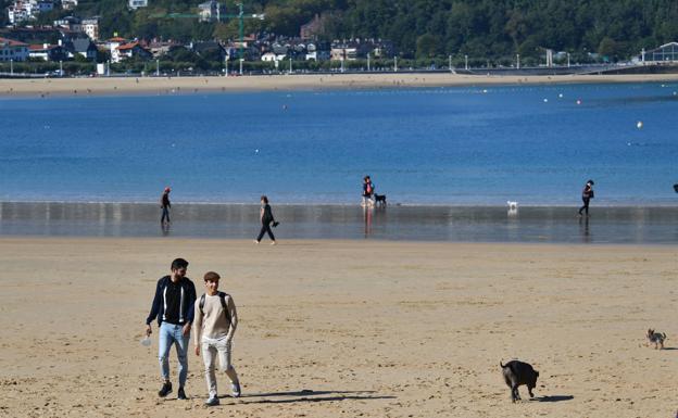 Sol y tiempo veraniego para recibir al Puente del Pilar