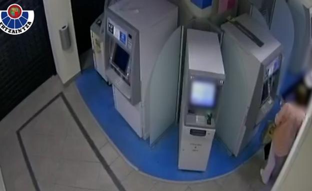 Así timaba una pareja de franceses a personas mayores en cajeros de Gipuzkoa