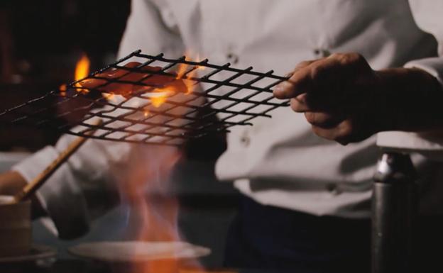 Receta de nigiri de atún tataki de Hideki Matsuhisa