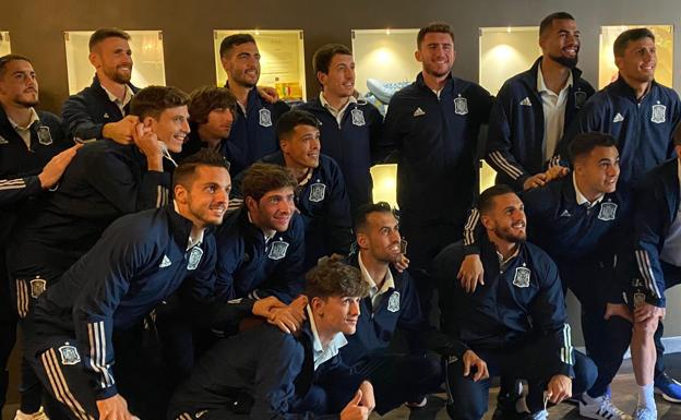 Mikel Oyarzabal y Mikel Merino, de comida en el restaurante milanés de Javier Zanetti