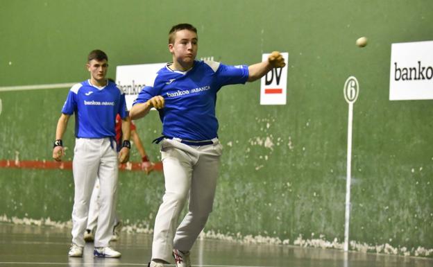 Unai Albeniz se une a la fiesta de Unai Amiano