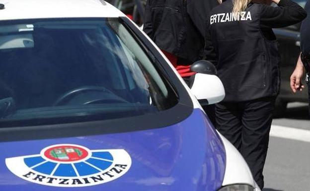 Detienen a un hombre en Irun por molestar, amenazar e insultar a una camarera por su condición sexual