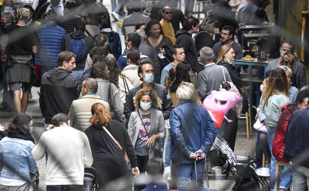 Euskadi suma 6 fallecidos y 653 positivos por Covid en la semana del fin de las restricciones