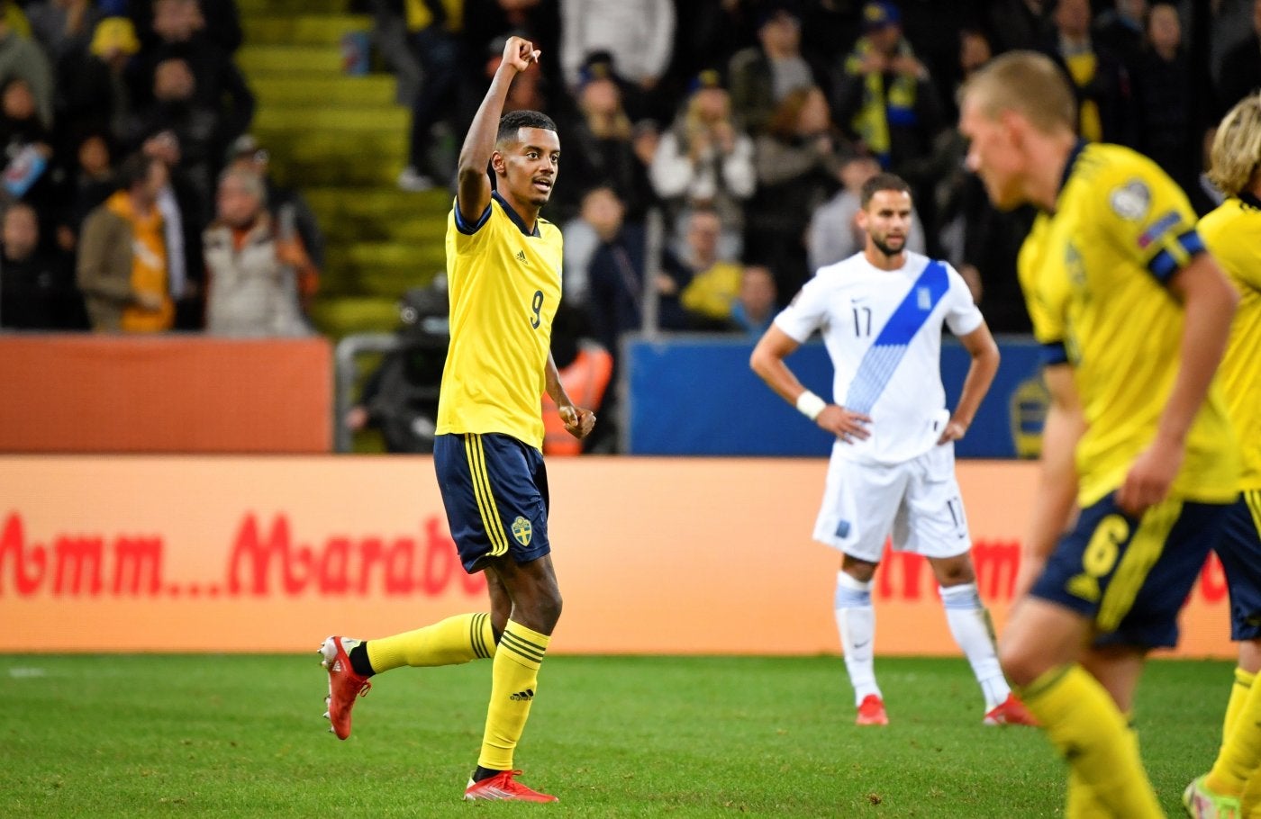 Alexander Isak provoca un penalti, marca otro gol y luce una buena condición física