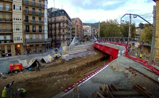 Así se ha colocado la nueva estructura ferroviaria de Iztueta