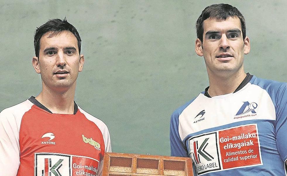 Mikel Urrutikoetxea y Joseba Ezkurdia separan su material