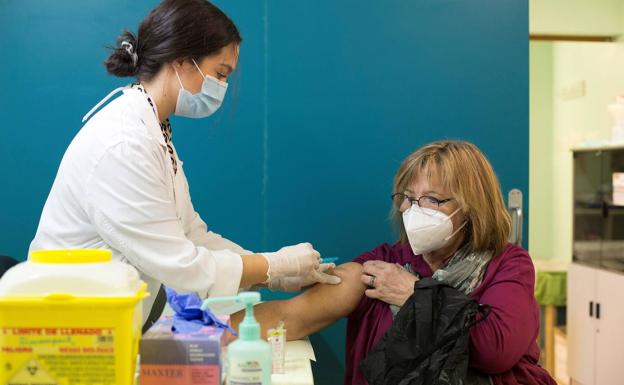 Los mayores de 70 con la pauta completa podrán recibir la dosis de recuerdo al vacunarse de la gripe