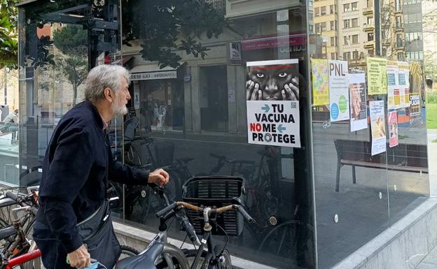 Pobreza Cero coloca varios carteles en Donostia para reflexionar sobre la «desigual vacunación»
