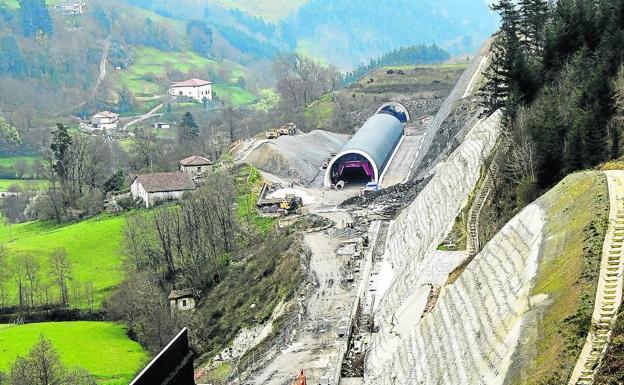 Urkullu insiste en que exigirá a Madrid la conclusión del TAV y su llegada soterrada a las capitales