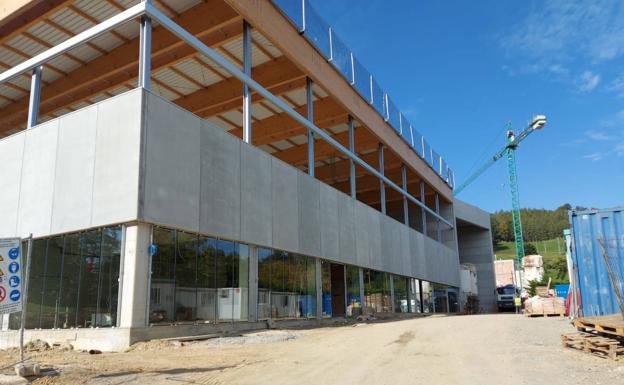 Fallece un trabajador de 59 años en las obras del polideportivo de Urnieta