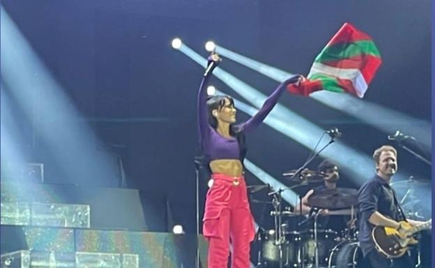 Aitana se rinde a San Sebastián y acaba su concierto con la Ikurriña