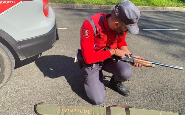 Da positivo en drogas y le decomisan un rifle cuando conducía por Bera