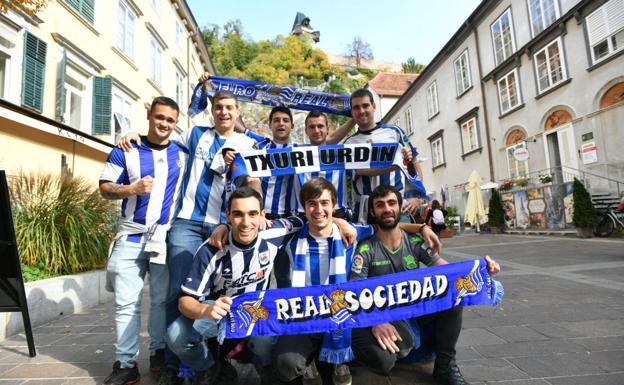 Un grupo de aficionados logra llegar a Graz dos horas antes del partido tras cancelarse su vuelo