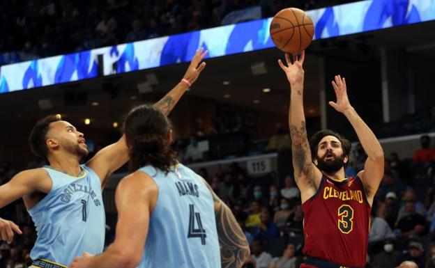 Ricky Rubio ilusiona en su debut con Cleveland