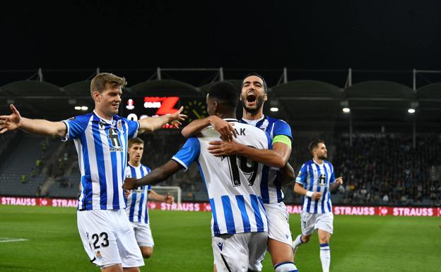 Isak da la primera victoria en Europa a la Real