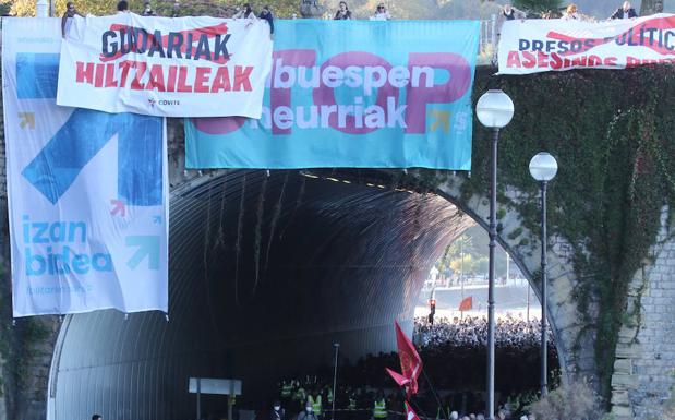 Momentos de tensión cuando víctimas de ETA desplegaron dos pancartas