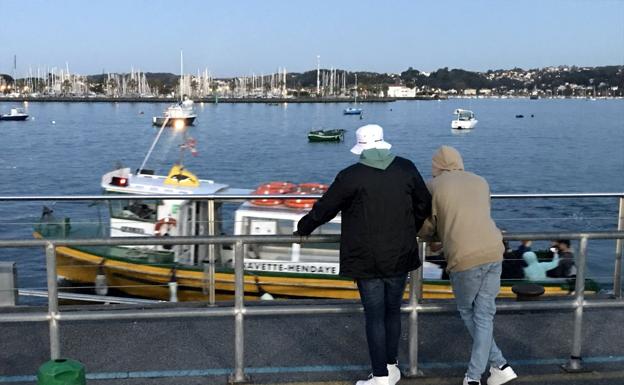 Grupos de migrantes cruzan a nado el Bidasoa para eludir la vigilancia francesa
