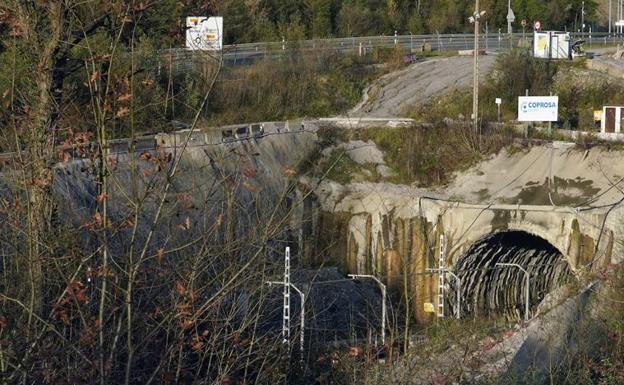 Usuarios de Renfe piden más trenes en horas punta entre Pasaia e Irun