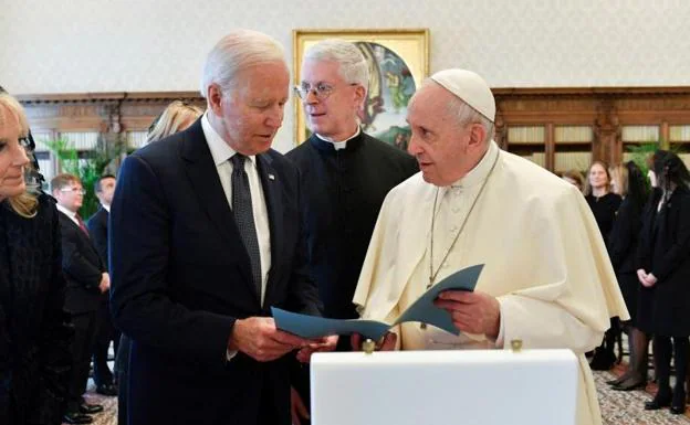 Pope Francis received this Friday the president of the United States, Joe Biden, and his wife, Jill, in the Apostolic Palace of the Vatican.