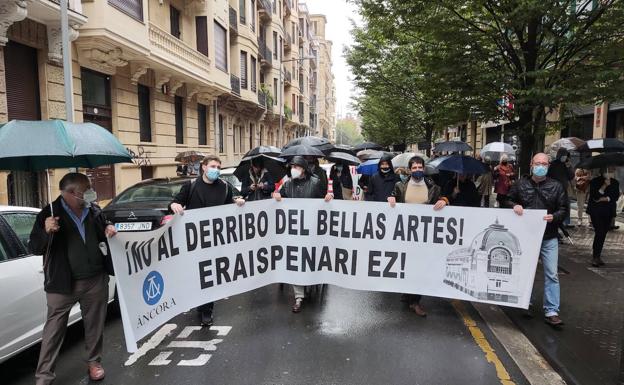 Protesta en Donostia contra el «derribo» del Bellas Artes