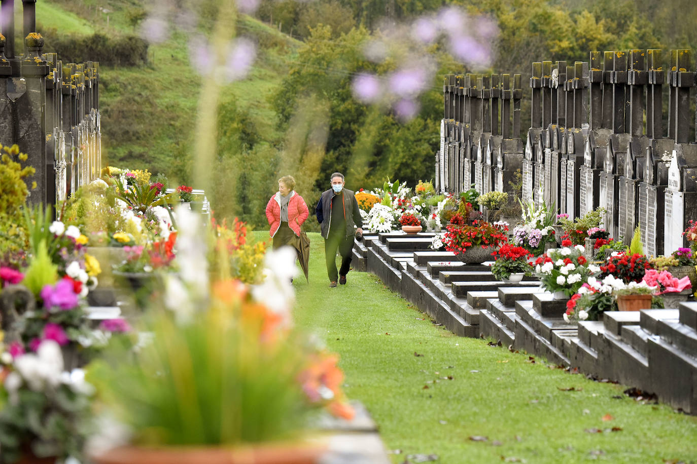 Visitas y flores en los cementerios guipuzcoanos