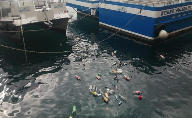 El Muelle donostiarra amanece lleno de botellas tras otra noche de botellón
