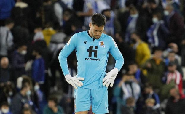 Álex Remiro recibe el apoyo de un exportero de la Real Sociedad