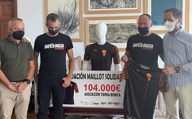 Un maillot solidario para los afectados por el volcán de La Palma
