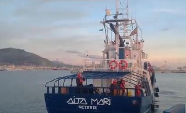 El Aita Mari finaliza la cuarentena impuesta en Sicilia y pone rumbo a casa