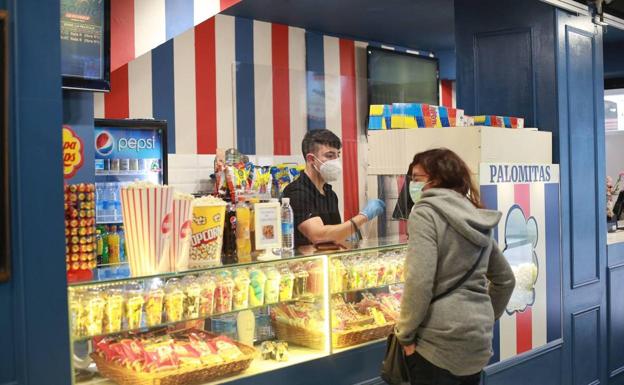 El TSJPV mantiene la prohibición de comer palomitas en el cine