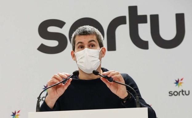 Sortu debate ya entre su militancia la enmienda que critica su apoyo a Sánchez