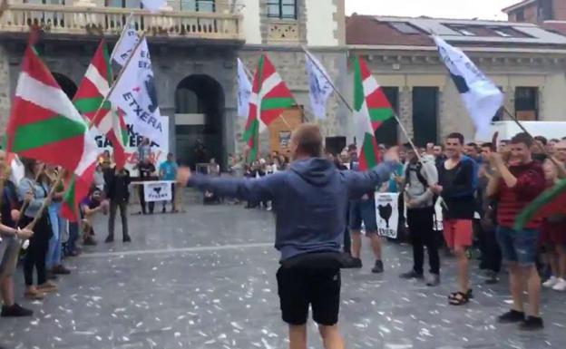 La AVT exige que la «humillación» a las víctimas por los 'ongi etorris' sea delito