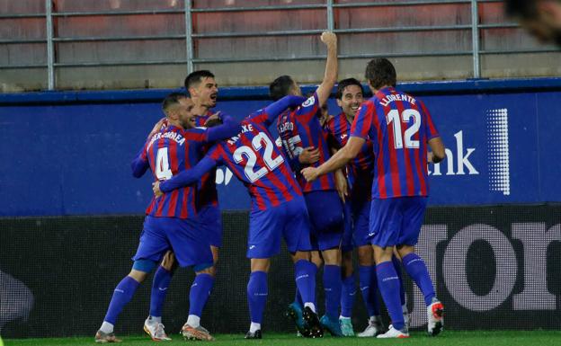 Fernando Llorente, feliz con su debut y con el triunfo ante el Oviedo