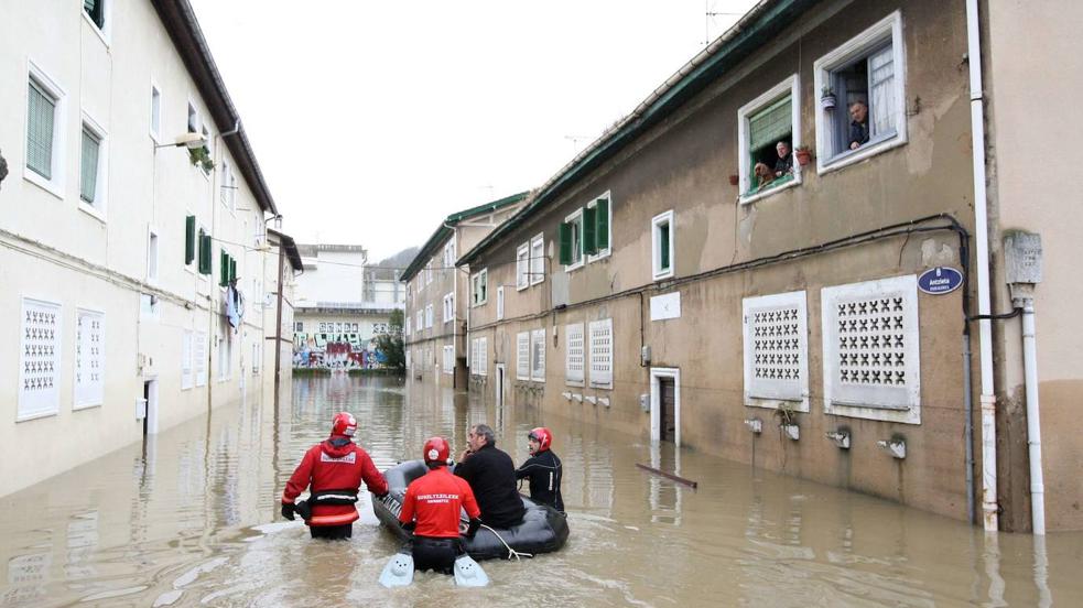 Vecinos de Martutene y Txomin Enea rememoran los días de miedo al agua