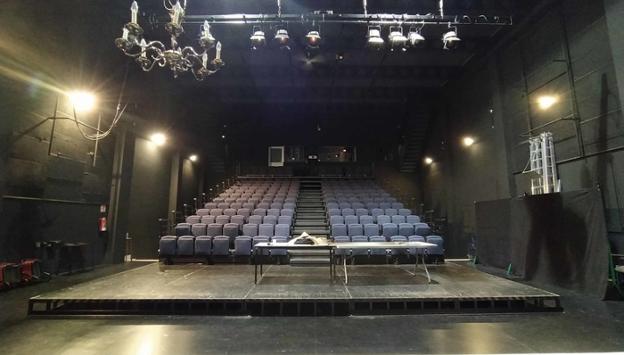 El Ayuntamiento ha pintado el salón de actos de Sarobe «mejorando la estética del espacio»