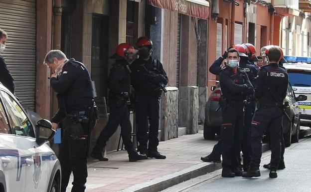 Detienen al hombre atrincherado en un bar de Barakaldo que hirió a dos personas con una barra de hierro y una botella