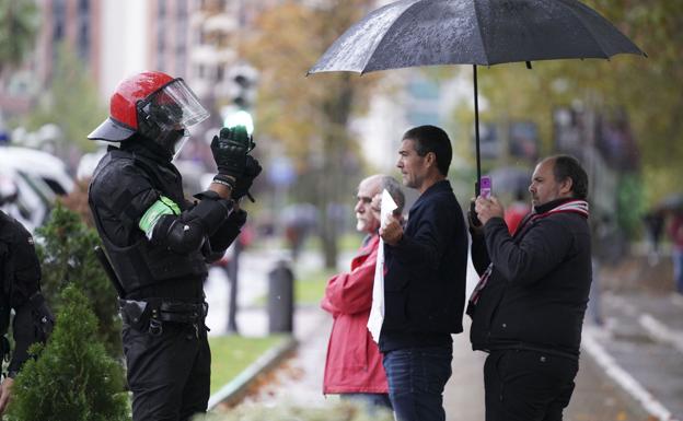 La Ertzaintza prueba en Irun seis cámaras en los uniformes para grabar sus actuaciones