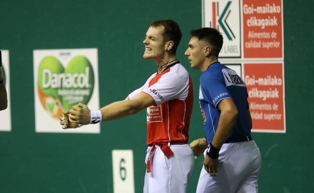 Unai Laso se ejercita con Urrutikoetxea en el escenario de la final