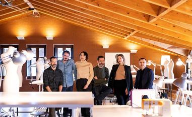 Jose Mari Goenaga, Aitor Arregi, Lourdes Iglesias, Jon Garaño, Sofía Fábregas y Xabier Berzosa, equipo responsable de la serie. Cristóbal Balenciaga (Getaria 1895, Jávea 1972)./DAVID HERRANZ