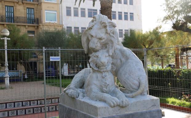 El busto de Salaberria y la escultura de los leones lucen restaurados en Alderdi Eder